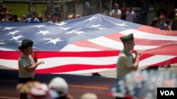 Dakarun Amurka dauke da tutar kasarsu (Alison Klein/VOA)