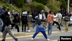 Nhiều cảnh s&#225;t bị thương trong vụ x&#244; x&#225;t với người biểu t&#236;nh sau đ&#225;m tang của Freddie Gray, 27/4/15