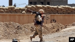 Ayah, 37, mengenakan niqab, menangis terharu ketika dipeluk oleh seorang polisi, dalam aksi demonstrasi untuk menentang larangan cadar, yang diikuti oleh sekitar 1.300 warga muslim dan non muslim di Kopenhagen, Denmark.