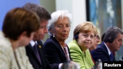 Christine Lagarde, Managing Director of the International Monetary Fund (IMF), and German Chancellor Angela Merkel attend a news conference after a meeting in the chancellery in Berlin, Germany, June 11, 2018. 