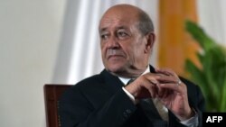 Le ministre français des Affaires étrangères, Jean-Yves Le Drian à Yamoussoukro, le 18 octobre 2018.