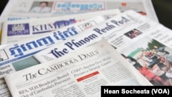 The Cambodian government’s suppression of Radio Free Asia and Voice of America broadcasts was front page news in The Cambodia Daily on August 29, 2017. (Hean Socheata | VOA Khmer)