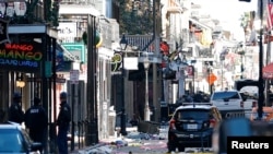 Puing-puing tampak berserakan di sepanjang jalan Bourbon menyusul insiden serangan truk ke arah kerumunan di French Quarter, New Orleans, Louisiana, pada 1 Januari 2025. (Foto: Marc Weiszer/USA Today via Reuters)