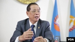 រូបឯកសារ៖ លោក​ សុខ ឥសាន​ អ្នក​នាំ​ពាក្យគណបក្សប្រជាជនកម្ពុជា​ ផ្តល់​បទ​សម្ភាសន៍​ជាមួយ​ VOA​ នៅ​ឯទីស្នាក់ការគណបក្ស ​ក្នុង​រាជធានី​ភ្នំពេញ​ កាល​ពី​ថ្ងៃ​ទី​១២​ ខែ​តុលា​ ឆ្នាំ​២០១៦​។ ​(ហ៊ាន​ សុជាតា​/VOA​)