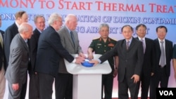 US and Vietnamese officials press start button for Agent Orange clean up project in Da Nang, April 19, 2014. (Marianne Brown/VOA)