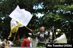 Belasan anak nampak ikut berdemo bersama orang dewasa mendukung Bahar Smith. Melibatkan anak dalam demonstrasi dilarang lewat UU Perlindungan Anak, Bandung, Kamis, 21 Maret 2019.(Foto: Rio Tuasikal/VOA)
