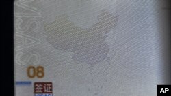 Một trang trong "hộ chiếu lưỡi bò" của Trung Quốc