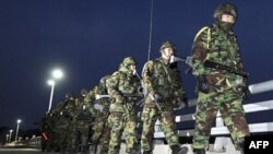 Binh sĩ Nam Triều Tiên tuần phòng trên đảo Yeonpyeong, nơi bị Bắc Triều Tiên pháo kích hồi tháng 11 năm ngoái