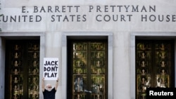 Demonstrant ispred zgrade suda u Vašingtonu, u kojem će biti održano ročište u novom slučaju protiv bivšeg predsjednika Donalda Trampa (Foto: REUTERS/Kevin Wurm)