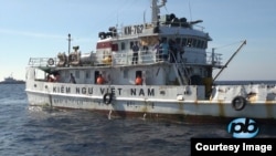 A Vietnamese fisheries patrol ship shows signs of damage that Hanoi says was a result of being rammed by Chinese vessels during recent encounters in the South China Sea, May 18, 2014. (PhoBolsaTV.com)