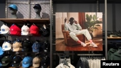 Merchandise Adidas terlihat di toko Adidas pada hari ketika perusahaan Jerman tersebut mengakhiri kemitraannya dengan rapper dan desainer Amerika Kanye West, yang sekarang dikenal sebagai Ye, di Garden City, New York, AS, 25 Oktober 2022. (Foto: REUTERS/ Shannon Stapleton)