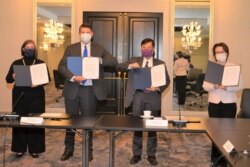 资料照片：美台官员2020年11月20日在华盛顿与台北启动首届“美台经济繁荣伙伴对话”中签署备忘录华盛顿实体会场。坐起美国在台协会蓝莺、美国副国务卿克拉奇、台湾经济部次长陈正祺、台湾驻美代表萧美琴。 （台湾驻美代表处提供)