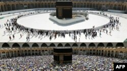 Suasana di sekitar Ka'bah, Mekah saat musim haji. Atas: Era pandemi corona, 7 Maret 2020, Bawah: 13 Agustus 2019. (Foto: dok).