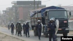 La police anti-émeute patrouille les rues après des échauffourées avec des manifestants, à Douala, Cameroun, 25 février 2008.