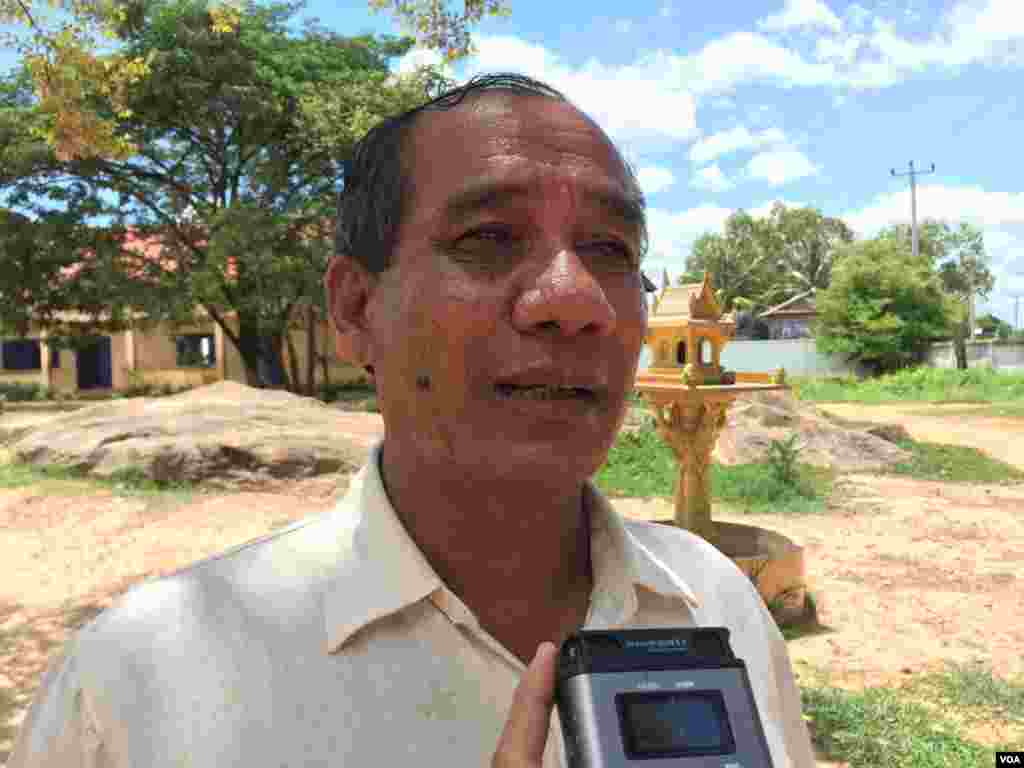 លោក​​​ហ៊ុន​​​ ហួន​​​&nbsp;អាយុ៦០ឆ្នាំ ​​​មន្ត្រី​​​ក្រុមប្រឹក្សា​​​ស្រុក​​​ នៅ​​​ក្នុង​​​ស្រុក​​​ស្វាយ​​​លើ ​​​ឃុំ​​​បឹង​​​មាលា ​ប្រាប់VOA​​​ថា​​​លោក​​​ចង់​​​ឲ្យ​​​មាន​​​ការ​​​អភិវឌ្ឍ​​​ហេដ្ឋា​​​រចនាសម្ព័ន្ធ​​​នៅ​​​ក្នុង​​​ឃុំ​​​របស់​​​លោក​​​ឲ្យ​​​បាន​​​កាន់​​​តែ​​​ច្រើន​​​ទៀត​​​ ហើយ​​​លោក​​​ក៏​​​ចង់​​​ឲ្យ​​​មាន​​​ការ​​​ត​​​បណ្តាញ​​​ទឹក​​​ចូល​​​ក្នុង​​​ឃុំ​​​របស់​​​លោក​​​ផង​​​ដែរ។លោក​​​សង្ឃឹម​​​ថា​​​ អាជ្ញា​​​ធរ​​​ឃុំ​​​នឹង​​​ដឹកនាំ​​​ឃុំ​​​ ដោយ​​​មាន​​​តម្លាភាព​​​និង​​​ធ្វើ​​​តាម​​​ឆន្ទៈ​ប្រជាពលរដ្ឋ។ (ផន បុប្ផា/VOA)