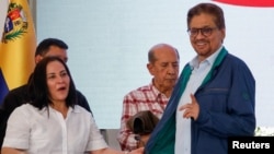 Alias "Iván Márquez", líder de la llamada Segunda Marquetalia, sonríe durante una ronda de diálogos entre grupos armados y el gobierno colombiano, en Caracas, este lunes 24 de junio de 2024.