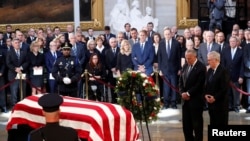 Lider republikanaca u Senatu Mič Mekonel odaje poštu Džonu Mekejnu