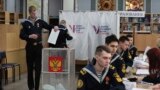 Студенти Морського державного університету імені адмірала Геннадія Невельського беруть участь у голосуванні на виборчій дільниці під час президентських виборів у тихоокеанському портовому місті Владивосток, 6418 км на схід від Москви, Росія, п&rsquo;ятниця, 15 березня 2024 р. Як кажуть оглядачі, голосування майже напевно продовжить правління президента Володимира Путіна після того, як він придушив опозицію. (Фото: AP Photo)