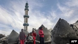 গাজার রাফায় বিধ্বস্ত আল-ফারুক মসজিদের পাশে ফিলিস্তিনি শিশু। ফটোঃ ১৭ মার্চ, ২০২৪। 