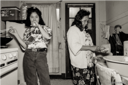 ម្តាយ និងមិត្តស្រីរបស់ រីគី កំពុងធ្វើម្ហូបនៅក្នុងចង្ក្រានបាយក្នុងផ្ទះជួលរបស់ពួកគេនៅតំបន់ Argyle និង Glenwood ជាយក្រុង Chicago រដ្ឋ Illinois កាលពីដើមទសវត្សរ៍ ១៩៩០។