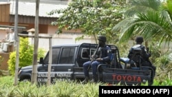 Des gendarmes ivoiriens patrouillent près du domicile de l'ancien président Henri Konan Bédié, le 7 novembre 2020 à Abidjan, après l'arrestation de l'opposant Pascal Affi N'Guessan.
