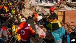 Una mujer de 82 años es rescatada con vida de su edificio destruido en Elbistan, sureste de Turquía, el jueves 9 de febrero de 2023. (Foto AP/Francisco Seco)