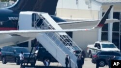 Bivši predsednik Donald Tramp maše sa vrha stepenica dok se ukrcava u svoj avion na međunarodnom aerodromu Palm Beachu, 3. april 2023.