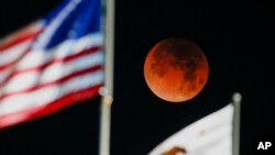 ຮູບນີ້ສະແດງໃຫ້ເຫັນປະກົດການຈັນທະຄາດ ຫຼື ກົບກິນເດືອນ ທີ່ເອີ້ນໃນສະຫະລັດ ວ່າ "Super Blue Blood Moon" ທີ່ແນມເຫັນໄດ້ ໃນລັດຄາລີຟໍເນຍ ເມື່ອວັນທີ 31 ມັງກອນ 2018.