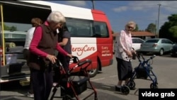 Kunjungan penghuni fasilitas khusus lansia pengidap demensia di Perth, Australia. (Photo: AP/Videograb)