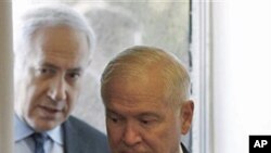US Defense Secretary Robert Gates (r) and Israel's Prime Minister Benjamin Netanyahu arrive for their meeting in Caesarea, Israel, March 25, 2011