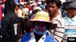 កម្មករ​កាត់ដេរ​ ធ្វើ​បាតុកម្ម​ទាមទារ​តម្លើង​ប្រាក់​ឈ្នួល​នៅថ្ងៃទី ៣០ ខែធ្នូ ឆ្នាំ២០១៣។