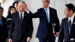 Jean-Marc Ayrault, avec le secrétaire d'État John Kerry, lors de la réuniion du G7 le 11 acril 2016.