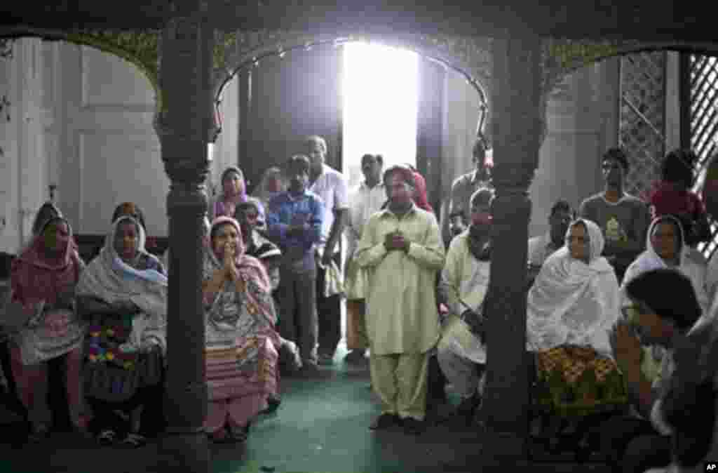 Pokiston nasroniylari Peshovar shahridagi cherkov ichida yuz bergan portlashda halok bo'lganlar haqqiga ibodat qilmoqda, 23-sentabr, 2013-yil.