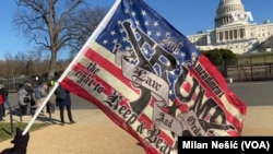 Pendukung Presiden Trump di dekat Gedung Capitol. (Foto: VOA)