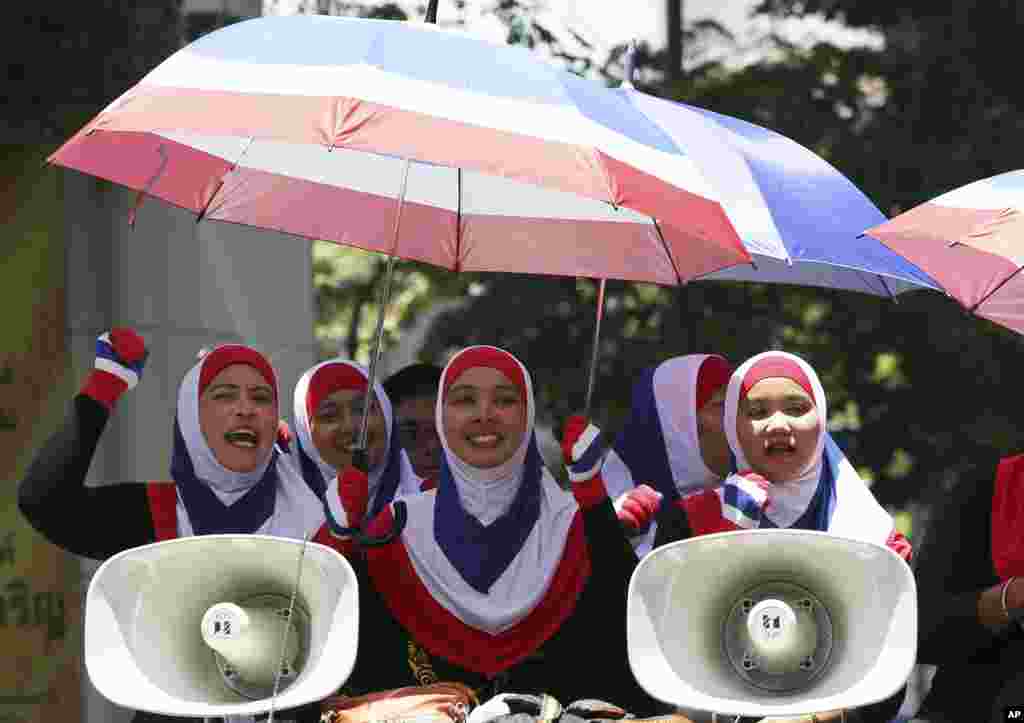 Anti-government protesters are singing as they ride on a truck during a rally. A court ousted Thailand&#39;s prime minister Yingluck Shinawatra for abuse of power, handing the anti-government demonstrators a victory for their efforts the past six months, in Bangkok, May 8, 2014.