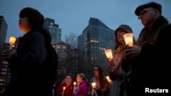 Warga Boston mengenang para korban ledakan bom pada acara Marathon Boston (16/4). Warga Muslim AS, sama seperti warga lainnya, juga menunjukkan rasa duka terhadap para korban ledakan di Marathon Boston. 