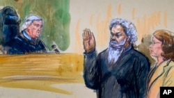 Gambar pembacaan dakwaan terhadap tersangka teroris Ahmed Abu Khatallah (kanan) didampingi pengacaranya Michelle Peterson (28/6). 