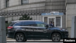 Jeffrey Epstein murió el sábado a los 66 años. Estaba preso luego que le negaron la fianza y enfrentaba hasta 45 años de prisión por cargos federales de tráfico sexual y asociación ilícita, según divulgó la fiscalía el mes pasado.