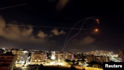 Le dôme anti-missile israélien intercepte des roquettes tirées depuis la bande de Gaza.