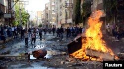 Para demonstran Kurdi membuat barikade dengan membakar ban di jalanan Diyarbakir, Turki (7/10).