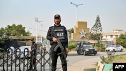 করাচির জাতীয় স্টেডিয়ামের বাইরে একজন পাকিস্তানি পুলিশ কমান্ডো পাহারা দিচ্ছে। ১৭ ফেব্রুয়ারি ,২০২৫।