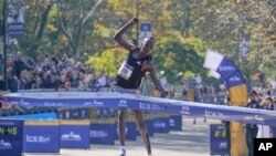 Pelari asal Kenya Albert Korir finis terdepan pada kategori putra dalam lomba maraton New York yang digelar pada 7 November 2021. (Foto: AP/Seth Wenig)