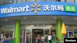 资料照片：全球零售巨头沃尔玛(Walmart, Inc.)在中国广东省深圳市开设的首家门店。(2018年4月4日)
