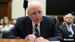 El exabogado de la Casa Blanca, John Dean, una figura clave en el escándalo de Watergate que derrocó al expresidente Richard Nixon, testifica ante una audiencia de la Comisión Judicial de la Cámara de Representantes titulada "Lecciones del Informe Mueller". Junio 10 de 2019.