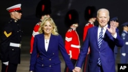 Presiden AS Joe Biden bersama ibu negara Jill Biden setibanya di Bandara Newquay, Cornwall, dekat Newquay, Inggris, menjelang KTT G-7, 10 Juni 2021.