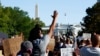Manifestantes se reúnen en el Parque Lafayette, frente a la Casa Blanca, el lunes 1 de junio de 2020, para protestar por la muerte de George Floyd.