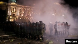 កងកម្លាំង​សន្ដិសុខ​ប្រើប្រាស់​របាំង​ការពារ​ខ្លួន ក្នុង​អំឡុងពេល​ដែល​មាន​ការ​តវ៉ា​ប្រឆាំង​នឹង​ការ​បិទសកម្មភាព​សង្គម ដែល​គ្រោង​នឹង​ធ្វើ​ឡើង​នៅ​ក្នុង​រដ្ឋធានី​ប៊ែលក្រាដ ប្រទេស​សែប៊ី នៅ​ចុង​សប្ដាហ៍​នេះ ដើម្បី​ទប់ស្កាត់​ការ​​ឆ្លង​រាតត្បាត​ជំងឺ​កូវីដ១៩។ 