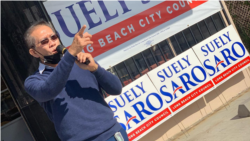 លោក ឆល សុង ​ដែល​បាន​ជួយ​ដល់​យុទ្ធនាការ​ឃោសនា​របស់​អ្នកស្រី ស៊ូលី សារ៉ូ (Suely Saro) បេក្ខជន​ខ្មែរ​អាមេរកាំងសម្រាប់​តំណែង​ចៅសង្កាត់​លេខ៦ នៅ​ទីក្រុង​ឡុងប៊ិច​ រដ្ឋ​កាលីហ្វ័រញ៉ា។ (រូបថតដោយ Suely Saro)