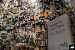 Foto-foto beberapa korban serangan teror 9/11 atas gedung World Trade Center, Pentagon, dan Shanksville, Pa., dipamerkan di 9/11 Tribute Museum di New York, 8 Juni 2017.