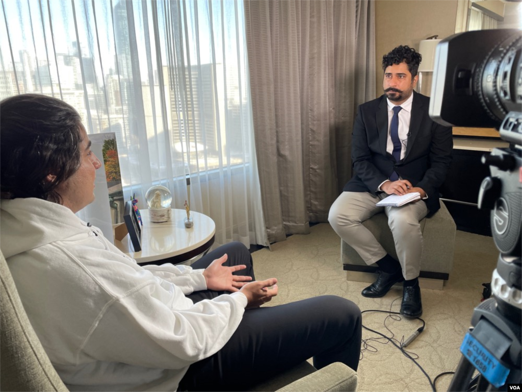 ​پشت صحنه فیلمبرداری مصاحبه بخش فارسی صدای آمریکا ​با آرش مرتب. آروین مرتب و آیدا فرزانه، برادر و زن برادر آرش مرتب، از جان باختگان پرواز پی اس ۷۵۲ بودند.